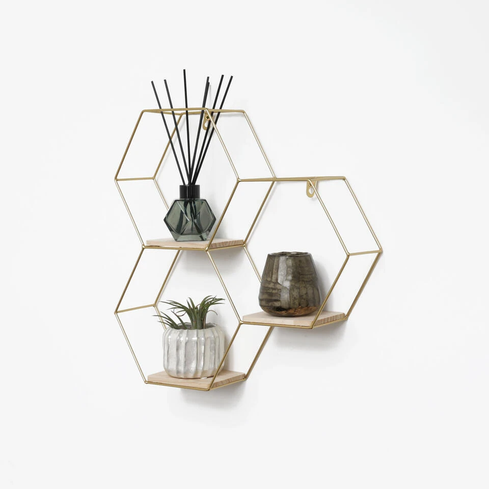 Driedubbel Zeshoekig Metalen Wandrek Met 3 Houten Plankjes - 40,5x41 Cm - Goud 3 Driedubbel Zeshoekig Metalen Wandrek Met 3 Houten Plankjes - 40,5x41 Cm - Goud